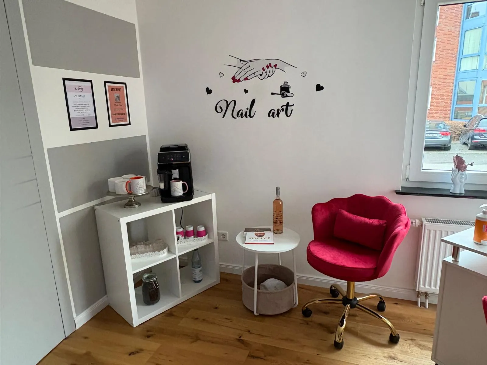 Warte- und Kaffee-Ecke mit Zertifikaten